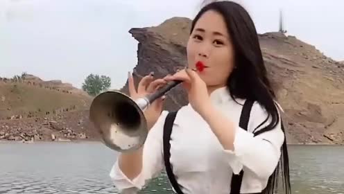 女歌手激情演奏唢呐,人美景美曲更美,吹得太有味了!