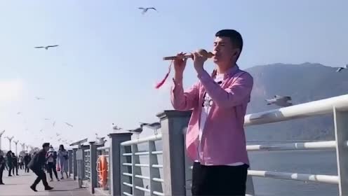 民间艺人葫芦丝吹一首《西海情歌,比唱更加好听,分享了