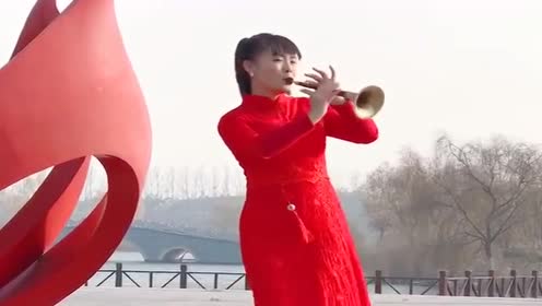 美女在广场上吹唢呐尽情发挥,看到的人都说好,越吹越带劲!