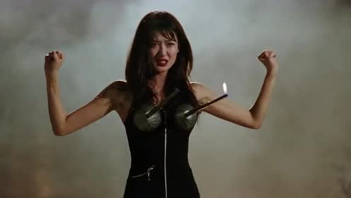 美女杀手套路太多!胸口竟然能喷射出火焰,这道具不便宜吧!