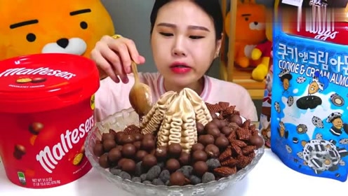 韩国大胃王卡妹,试吃麦丽素巧克力冰淇淋,夏天吃这个真解暑