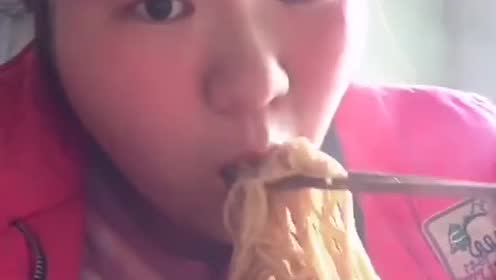 胖圆圆吃相真难看,网友:打破了我对女生吃饭的看法!