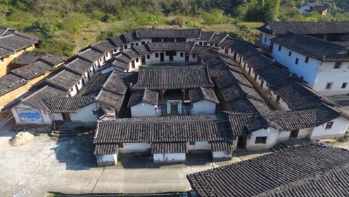 福建一处客家村落,建好的学校无人就读,当地有名的房子无人住