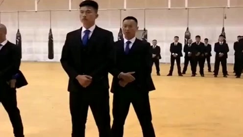 保镖原来是这样培训的,最后一个是来搞笑的吗?这操作还真是第一次见!