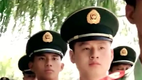 三位兵哥汇成一队,带头的军人是国旗手,现在已经退伍