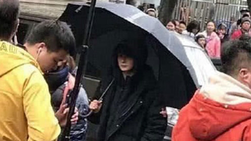 杨幂片场摆小天鹅造型卖萌 拍戏超拼不断被打晕