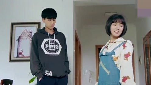 江辰不让小希进门，小希竟然从他腋下钻进来，个子矮也挺好的