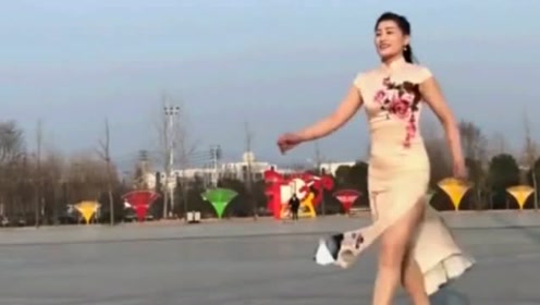 达人舞蹈秀:辣妈穿旗袍跳广场舞,舞姿性感轻快,跳舞不一样的感觉!