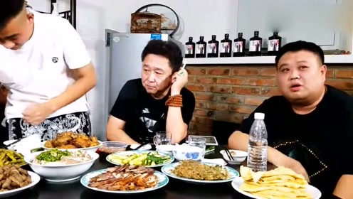 于谦腕儿真大,面对镜头不是吸烟就是喝酒,郭德纲都不敢这样!