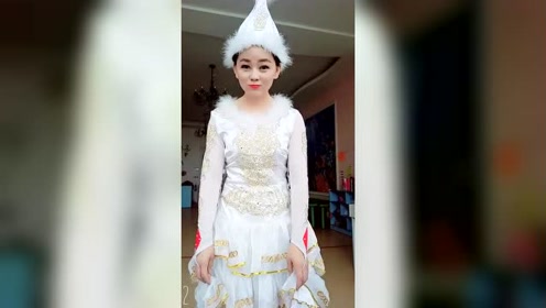 哈萨克族漂亮小姐姐,这身服饰好似白天鹅啊!