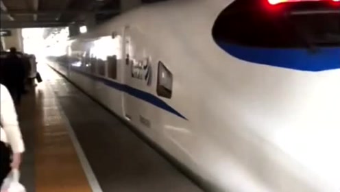 高铁crh2a型动车组带鱼,据说车厢里很窄,只能来选择座位