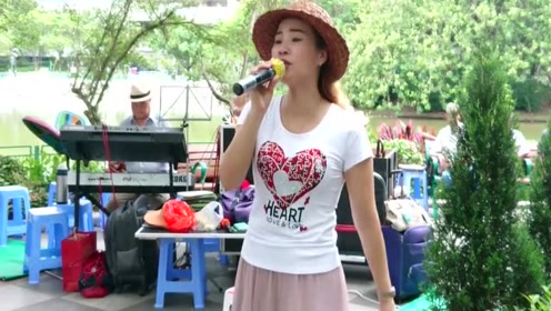 街头女歌手翻唱一首经典情歌《多少柔情多少泪》往事如烟去不回