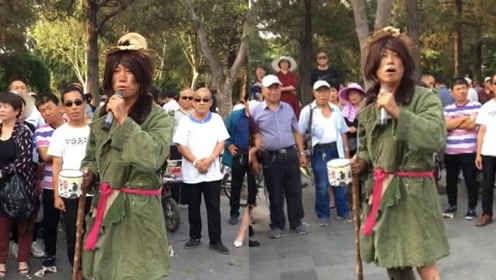 流浪乞丐歌手唱啥歌?唱的贼好听,都不想走了