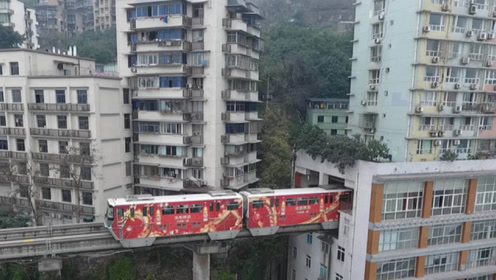 揭秘重庆网红"穿楼列车":是先建轨道还是先建楼,不会扰民吗