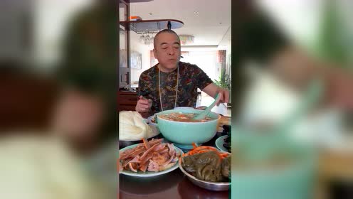 东北大哥吃饭就是豪气,这样的伙食一般家庭还真吃不起!