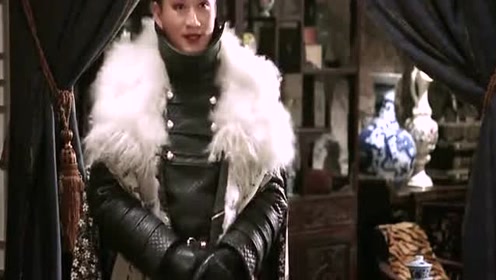 林海雪原座山雕盯着自己的大帅服,醉花一眼就看出座山雕的心思