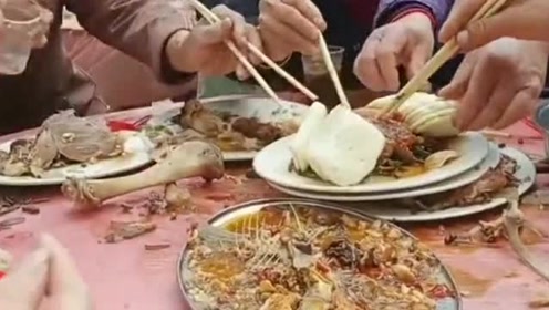 来农村吃大席,算是见识到了什么叫秒光,吓得都不敢动筷子!