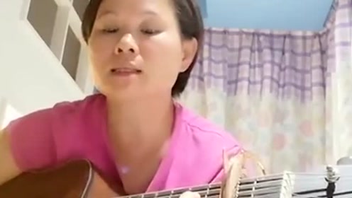 上班族女生吉他弹唱《友谊之光》,少了霸气多了柔情,好听!