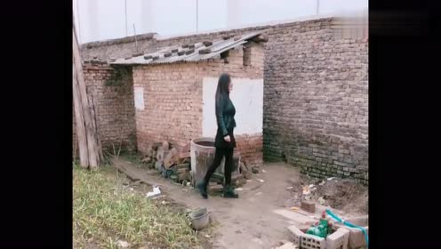 我们农村上厕所,都是需要对暗号的!