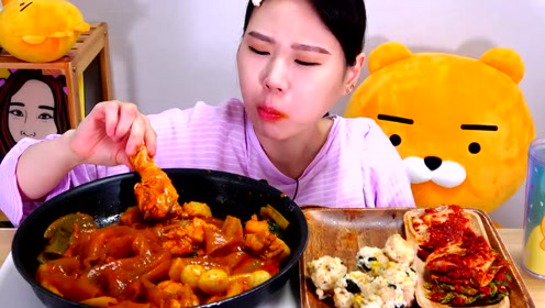 韩国美女大胃王卡妹吃鸡腿宽粉和饭团,吃好多啊