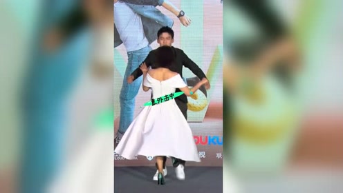 女星展示防狼术意外击中男演员,男星痛苦难耐场面超搞笑