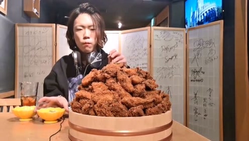 日本大胃王draco小哥挑战吃巨无霸炸棒棒虾鸡排盖浇饭蘸酱,喝冰乌龙茶