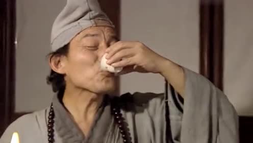 济公:济公喝醉酒就要睡觉,把人都赶了出去,不喜欢让人家看到
