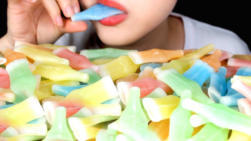 满满一桌子网红糖果,各种花式吃法真是过瘾,网友:真是