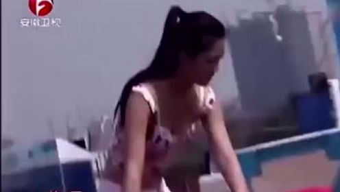 男生女生向前冲:女神来闯关,落水也好美,救生员小哥哥有福气!