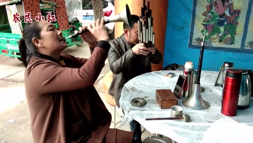 农村办白事吹响器,唢呐大姐边吹边直播,看看她人气咋样