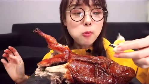吃播哎呦阿尤:在家吃烤鸭,大口吃肉,看着就很有食欲!
