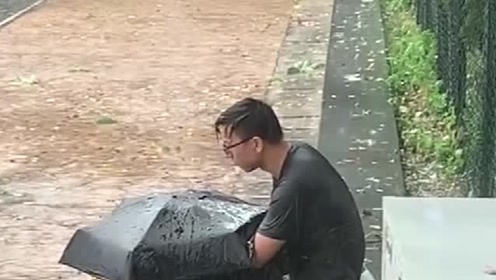 下雨天打伞是对雨的尊重,淋雨是个人习惯,乔碧萝的榜一找到了!