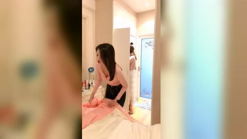 本来还想和老婆亲热一下,竟然小姨子也在,太尴尬了吧!