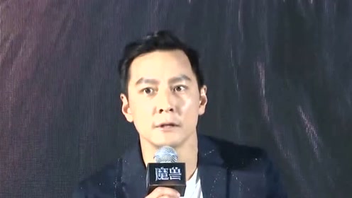 吴彦祖美国拍新片 外套半脱秀腹肌身材超赞