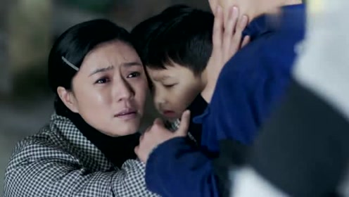 养个孩子不容易:母亲终于回到孩子身边,抱着孩子开口说话了