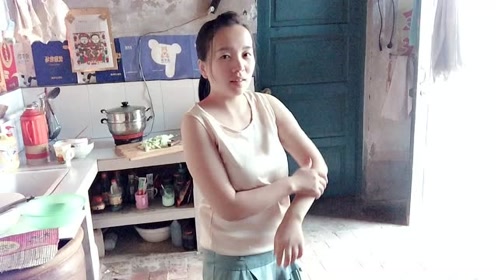 30岁农村媳妇穿短裤做饭,穿出了20岁女孩的感觉,瞬间年轻