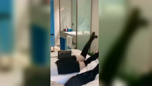 当女人们开房后,进门看到是大床房的时候,这也太秀了吧!