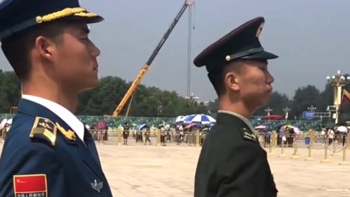 穿空军军装的兵哥是护旗手,侧脸好帅,挺拔的身姿让人百看不厌!