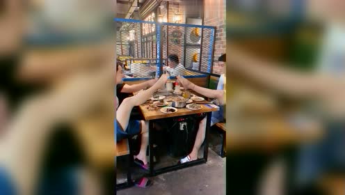 餐厅遇到一桌人用脚吃饭用脚碰杯,知道原因后,真佩服他们