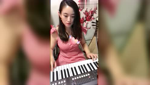 美女不愧是民间音乐人,钢琴演奏《别知己》,听着十分舒服