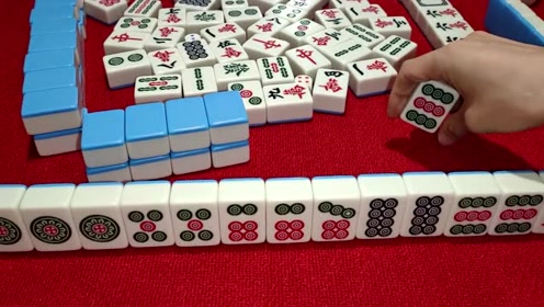 血流麻将:三家打牌气势汹汹,小哥稳出稳进,可以胡清一色吗?