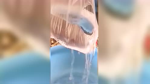 据说只要袋子里装了水,就不会被火烧坏,我好奇试了一下!