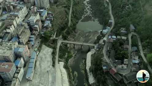 航拍重庆丰都龙河镇,场镇建设真奇,住房在崖边看着真危险