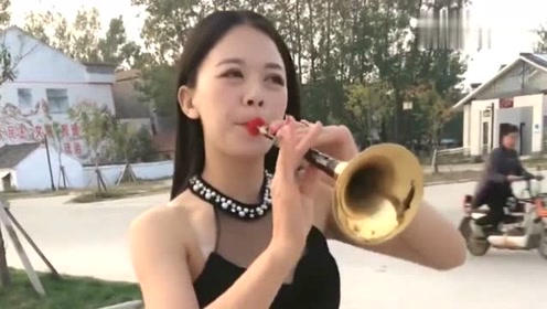 美女唢呐吹奏《十五的月亮》,娴熟的手指,吹出悦耳的曲调