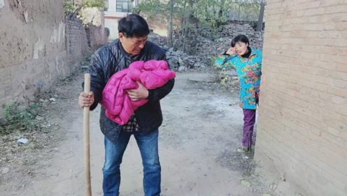 老乞丐路边捡到弃婴,好心照顾20年,亲妈找上门了