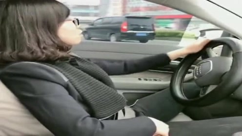 这是我见过开车姿势最潇洒的女人,只看打方向盘的动作,确认是老司机无