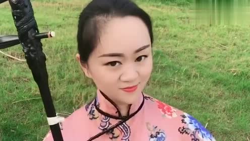 美女二胡演奏《刘老根大舞台》,娴熟的演奏足见功底,向你学习!