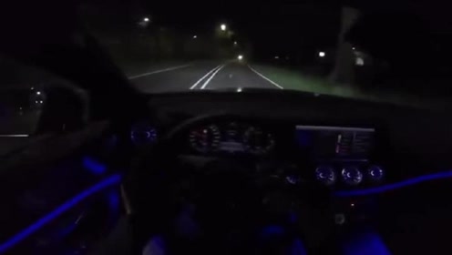 夜晚坐进2018款奔驰cls,氛围灯亮起后,才明白开宝马坐奔驰的意义