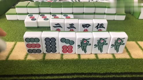 小妹这把胡二五万,手里三个幺鸡,等着杠上自摸