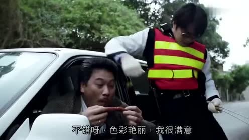 交警上班时间,在路边烧烤